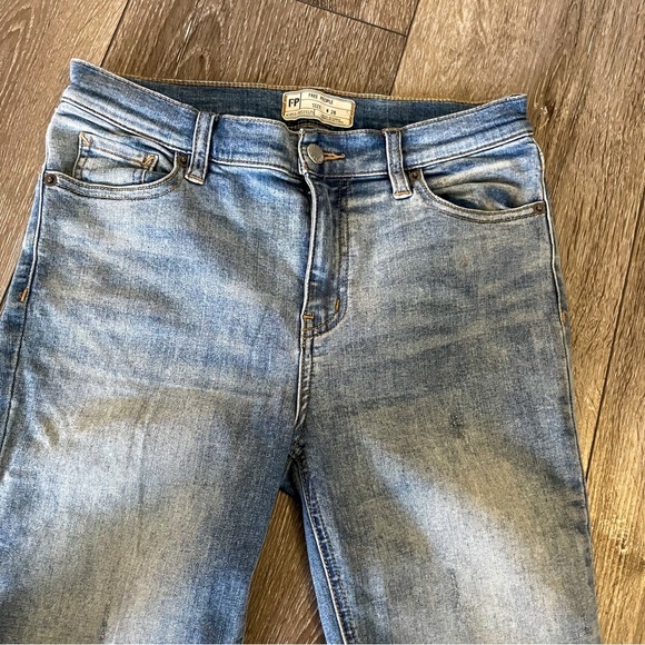 Free People Great Heights Frayed Hem Distressed Jeans Size 28 Medium wash - Picture 5 of 9